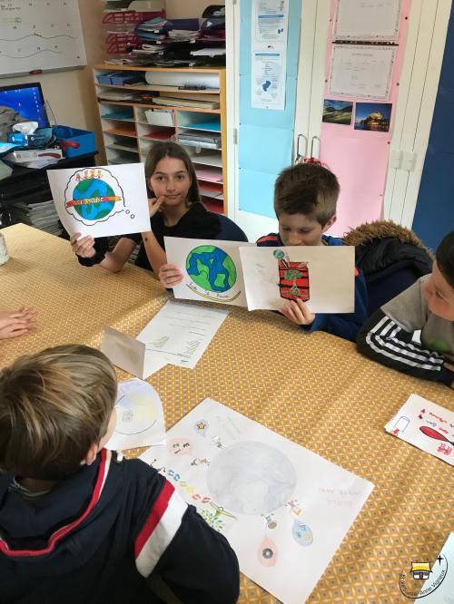Conseil des élèves autour du logo de l'école mardi 6 mars